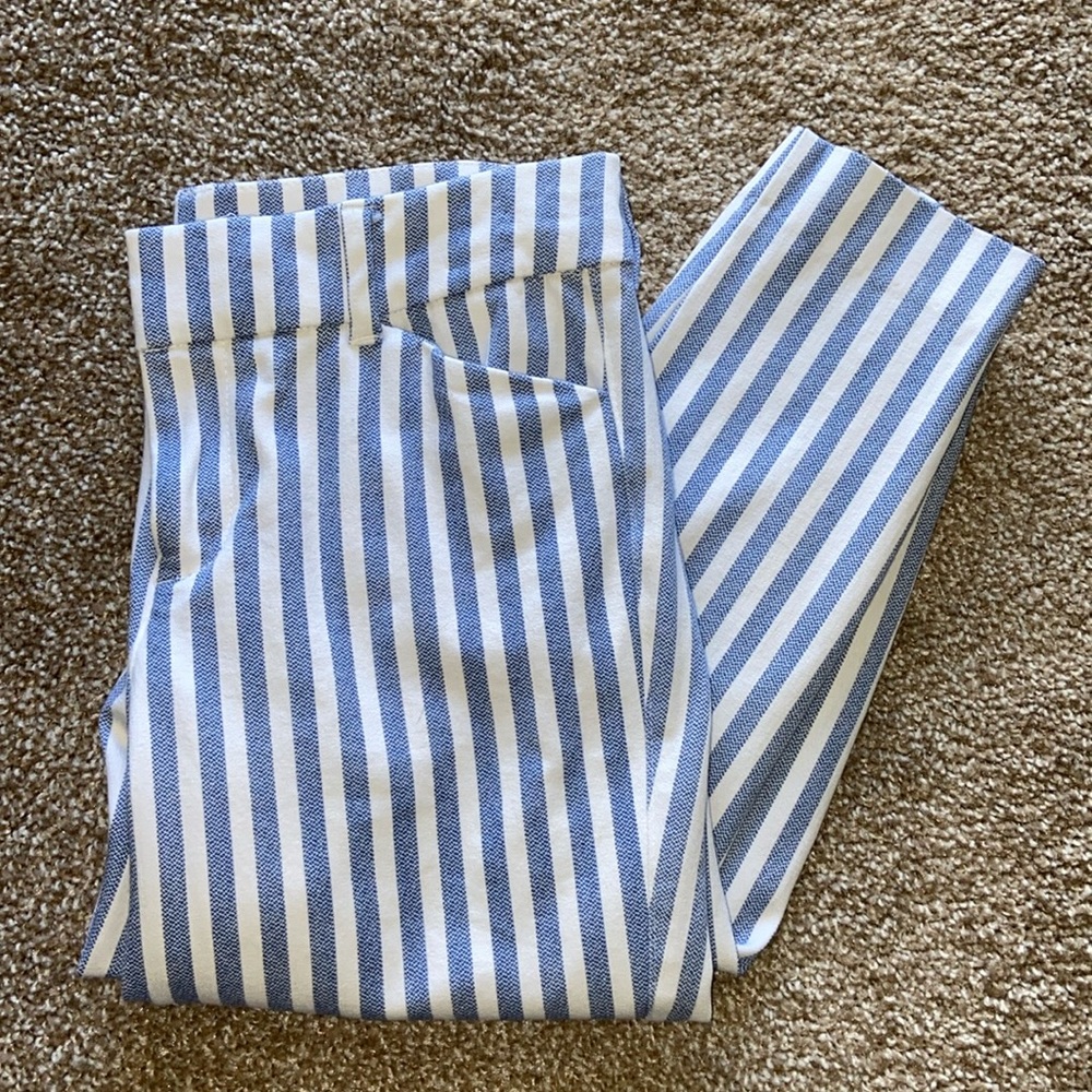 Old Navy Pixie Ankle cut dress pants in size 0